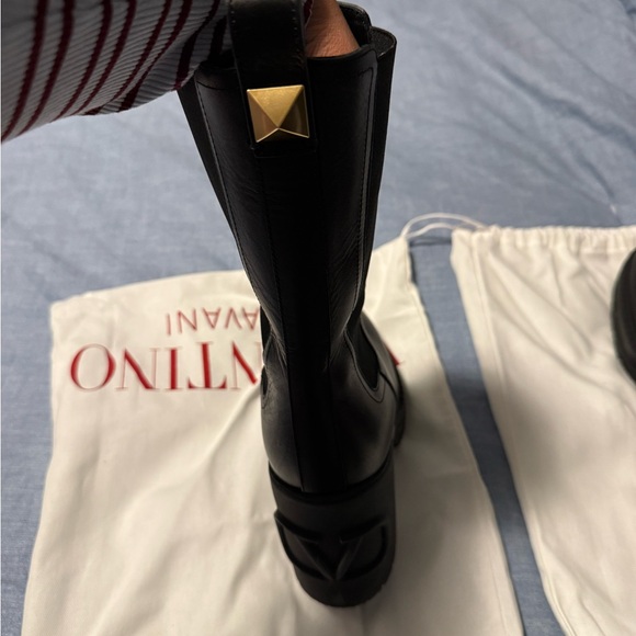 Valentino Garavani VLogo Black Leather Ankle Boots (EU42) - Picture 4 of 9